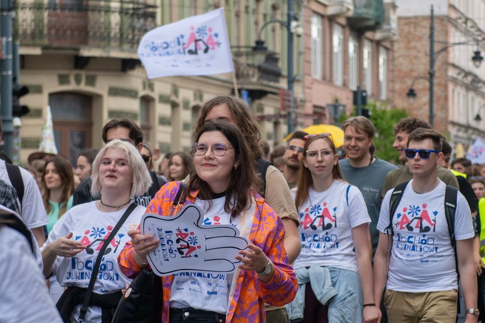 Łódź. Juwenalia 2025 w Łodzi. Kolorowy pochód studentów przeszedł Piotrkowską!
