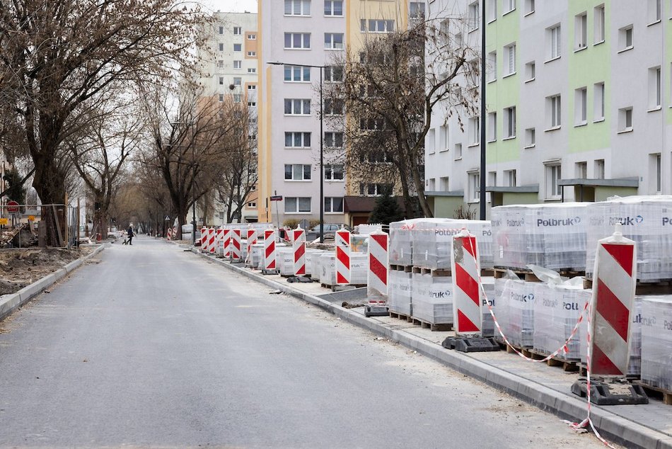 Łódź. Nowa jezdnia i chodniki na Ozorkowskiej w Łodzi. Zobacz postęp prac na Zarzewie!