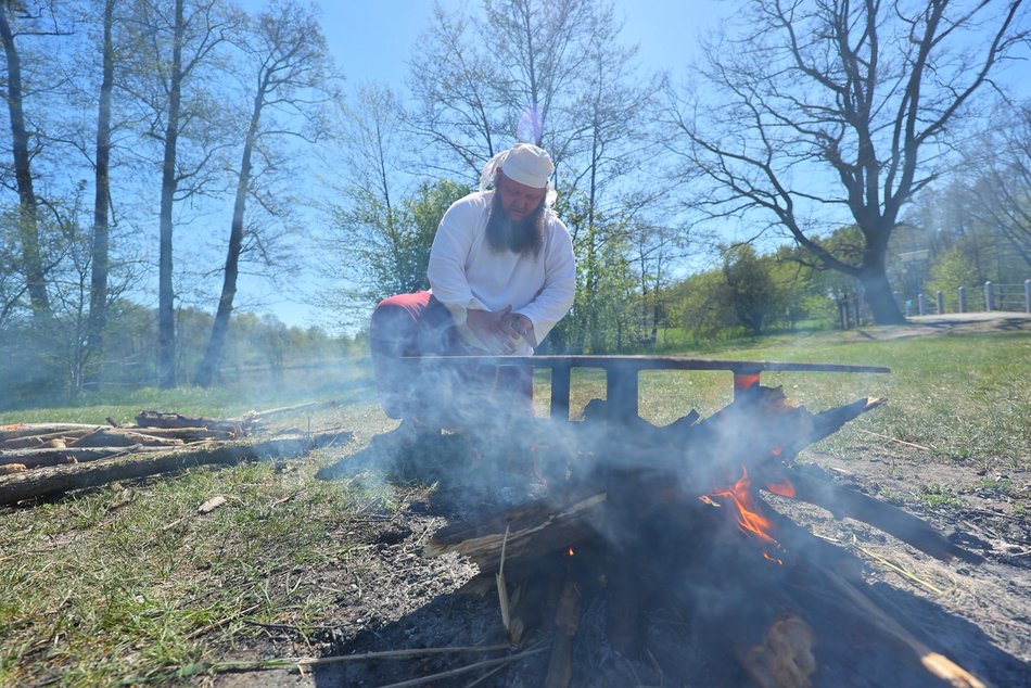 Łódź. Majówka na Stawach Stefańskiego w Łodzi. Słowiańska wioska, rowery wodne i grillowanie