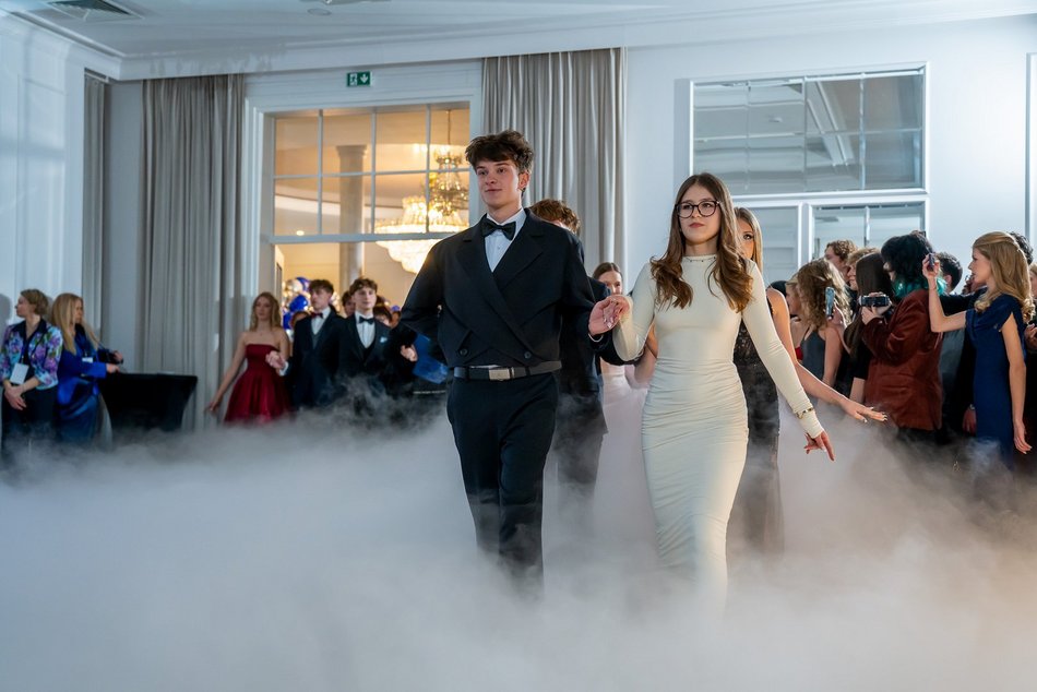 Łódź. Studniówka IV LO w Łodzi. Kreacje, które zapierały dech i radość na twarzach młodzieży