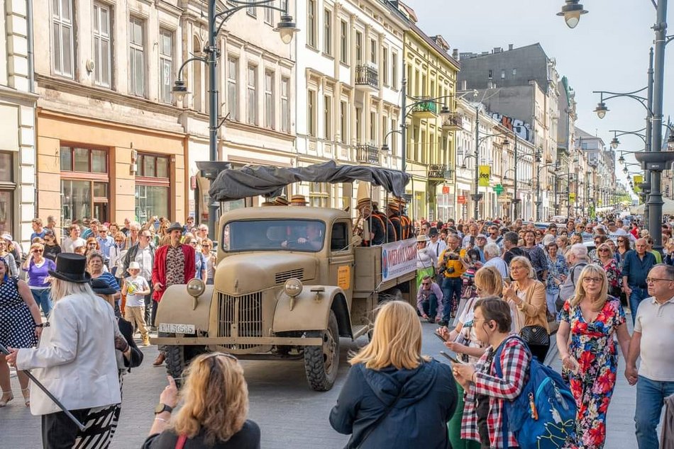 Łódź. Swingowy Spacer po Piotrkowskiej w Łodzi. Jazz, taniec i retro klimat wracają do centrum miasta!