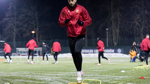 Mróz i gorące serca. Piłkarze Widzewa Łódź wrócili do treningów [ZDJĘCIA]