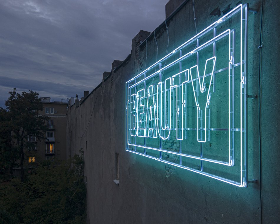 Neon Beauty Bałuty, skrzyżowanie Wojska Polskiego i Franciszkańskiej
