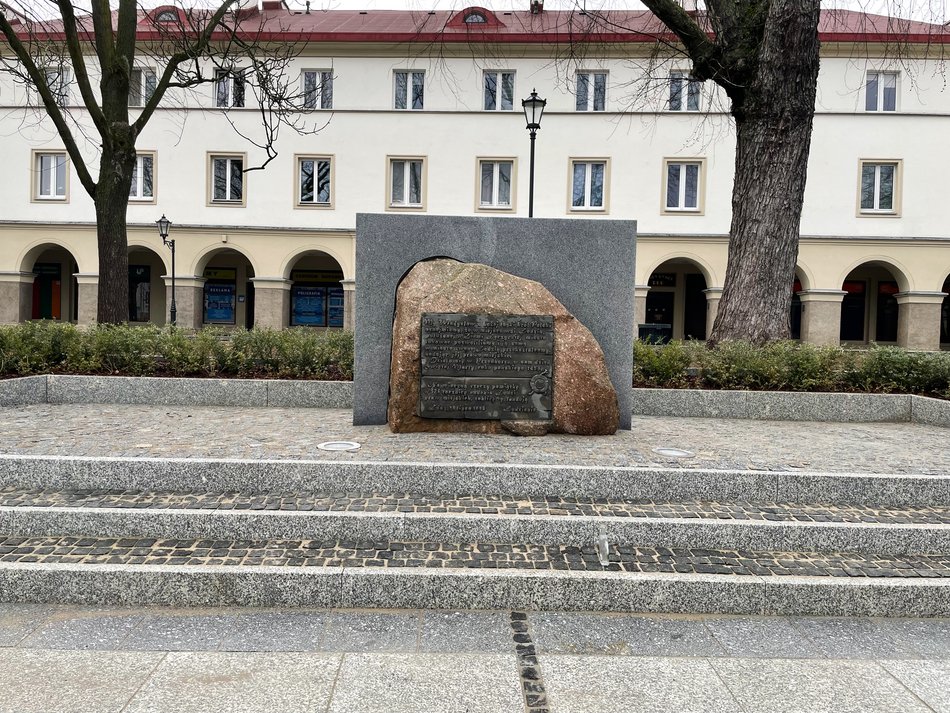 Stary Rynek po remoncie - obelisk