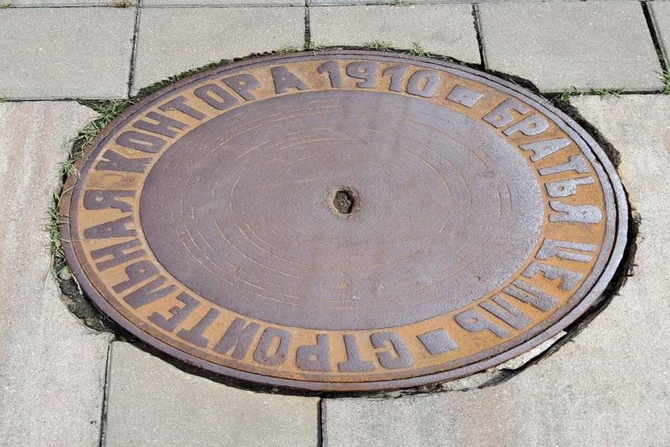 zabytkowe włazy kanalizacyjne w Łodzi