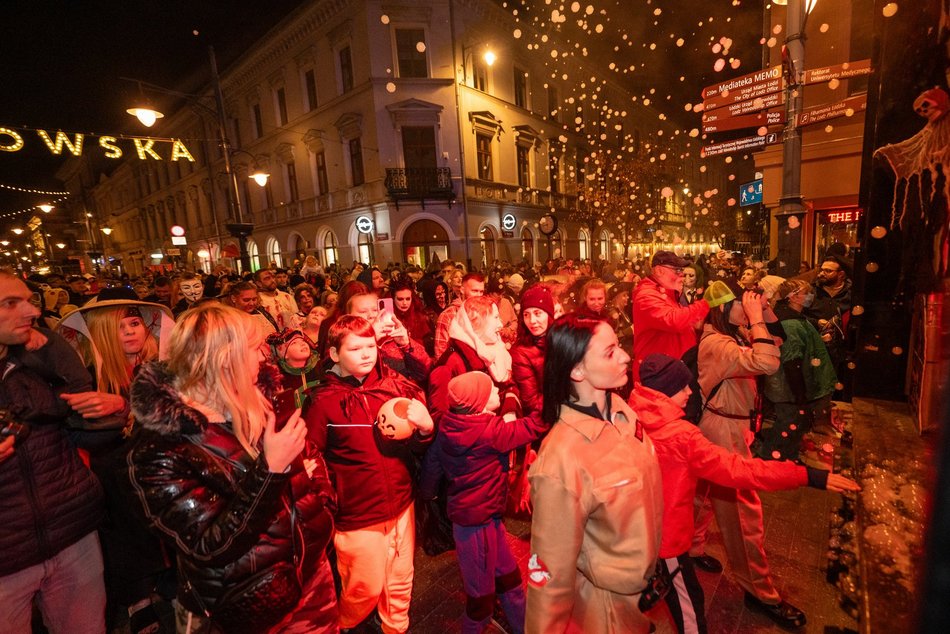 Łódź. Halloweenowa parada przeszła Piotrkowską w Łodzi. Tłumy duchów, czarownic i zombie!