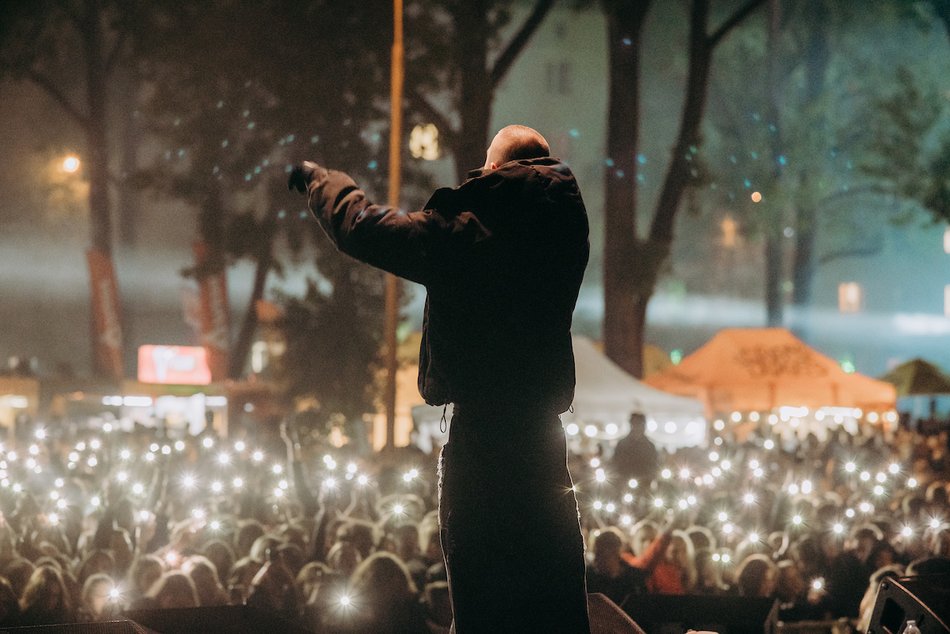 Łódź. Juwenalia 2025 w Łodzi. Pierwsze koncerty na Lumumbowie przyciągnęły tłumy