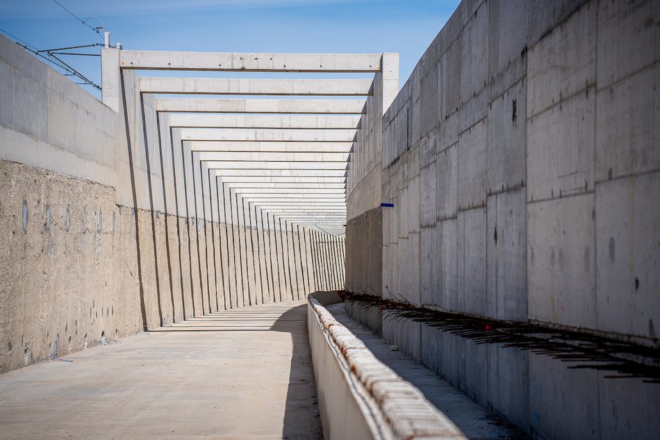 Łódź. Tunel pod Łodzią. Na stacji Łódź Koziny powstają już perony i stropy przystanku