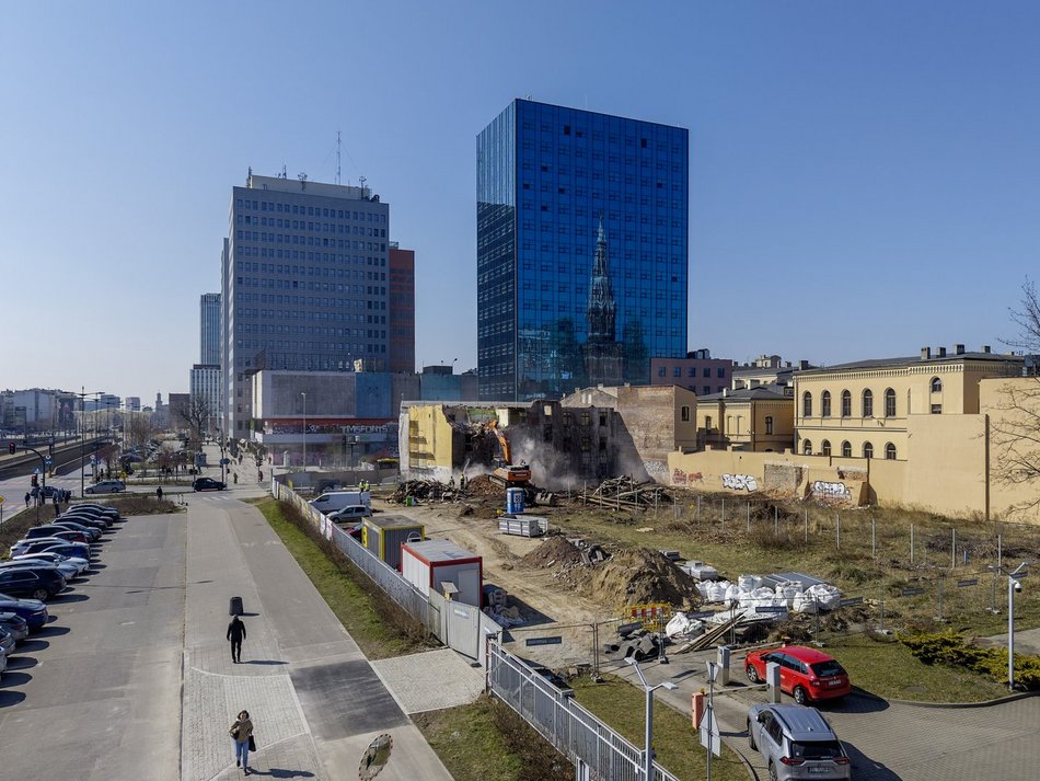 Łódź. Wyburzanie zrujnowanej kamienicy przy Sienkiewicza