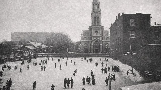 Jak wyglądały pierwsze lodowiska w dawnej Łodzi? Ślizgawka w lesie przy muzyce orkiestry [ZDJĘCIA]