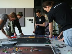 ludzie grają w grę planszową