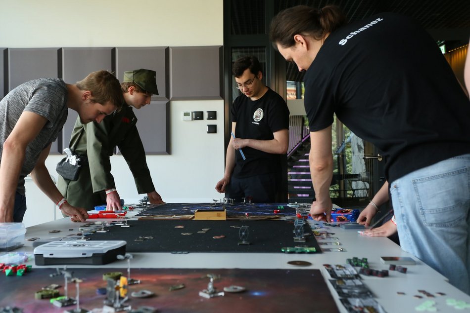 ludzie grają w grę planszową