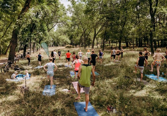 Joga w parku na Zdrowiu