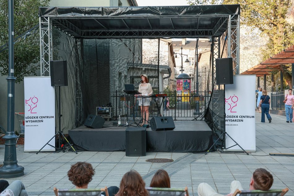 Łódź. Sobotnie Brzmienia na Piotrkowskiej w Łodzi rozpoczęte. Magiczny wieczór w Pasażu Róży