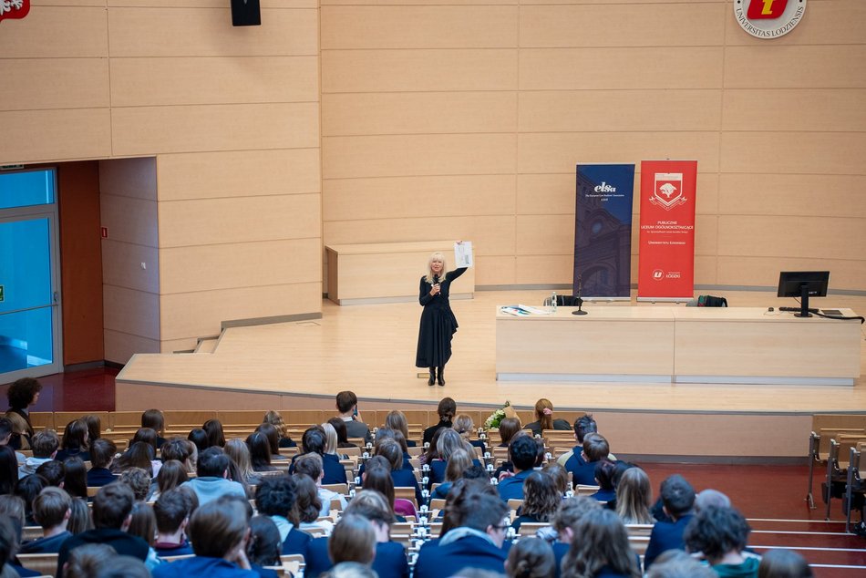 Łódź. Anna Maria Wesołowska na Uniwersytecie Łódzkim. Aula WPiA pękała w szwach