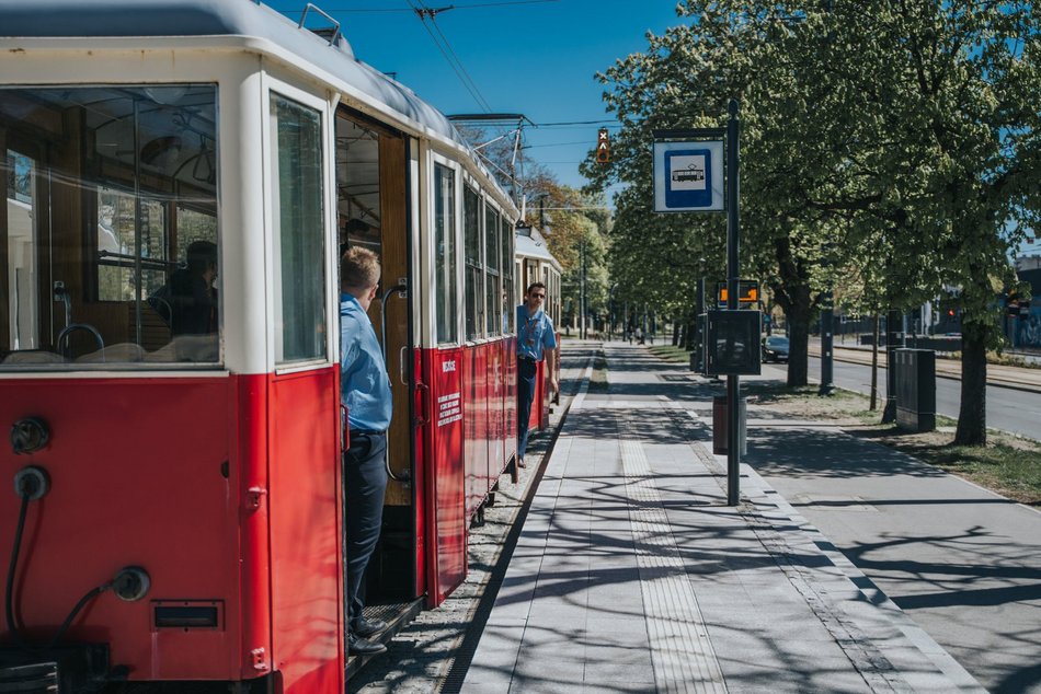 Łódź. Łódzkie Linie Turystyczne przyciągają tłumy. Kultowe pojazdy MPK Łódź znów hitem podróżnych!
