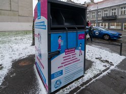 Nie wyrzucaj, pomagaj! Gdzie w Łodzi oddać ciepłą odzież dla potrzebujących?