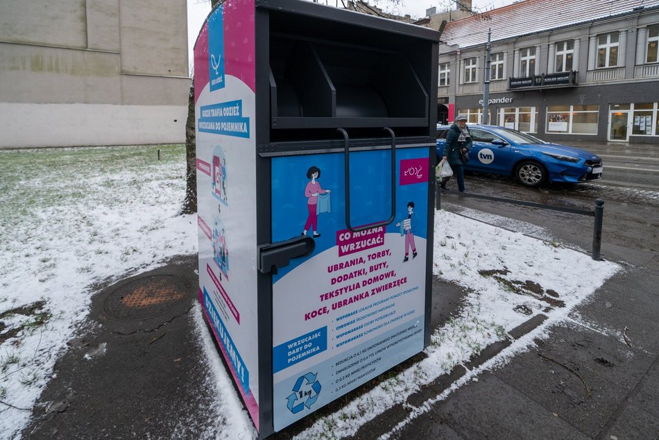 Nie wyrzucaj, pomagaj! Gdzie w Łodzi oddać ciepłą odzież dla potrzebujących?