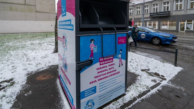 Nie wyrzucaj, pomagaj! Gdzie w Łodzi oddać ciepłą odzież dla potrzebujących? 