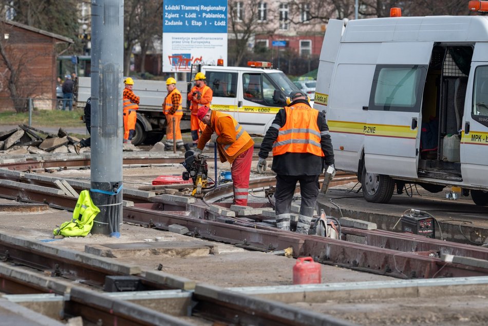 Łódź. Remont torowiska na Placu Niepodległości w Łodzi. Kiedy tramwaje wrócą na Pabianicką?