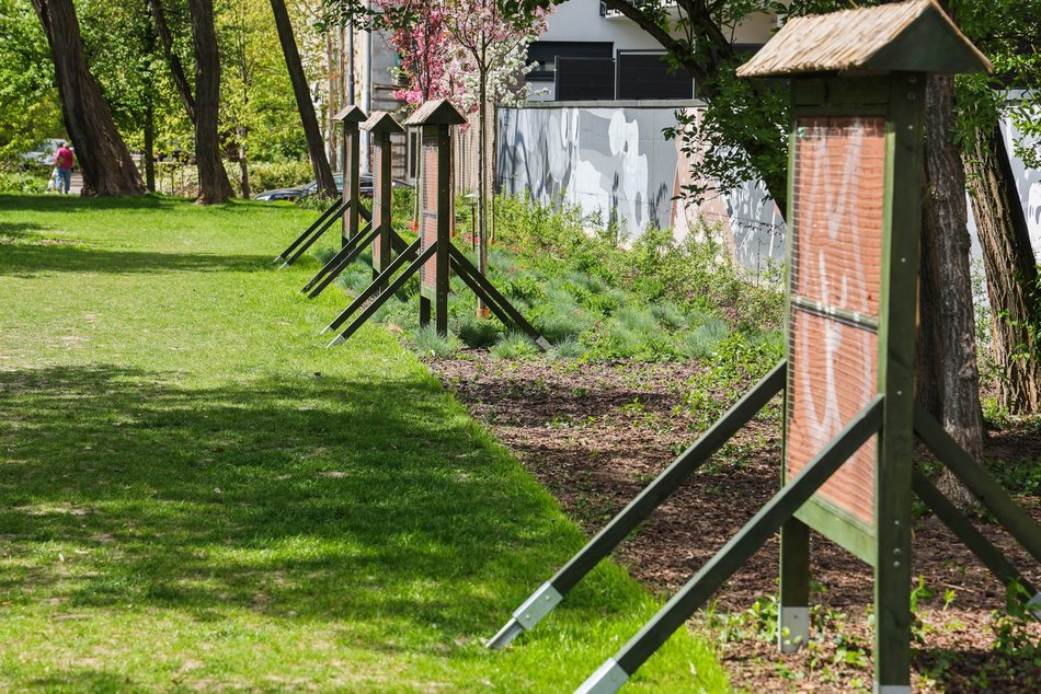 Łódź. Skwer Kunki w Łodzi zachwyca na wiosnę! To nie tylko drewniane pergole, ławki i mnóstwo zieleni