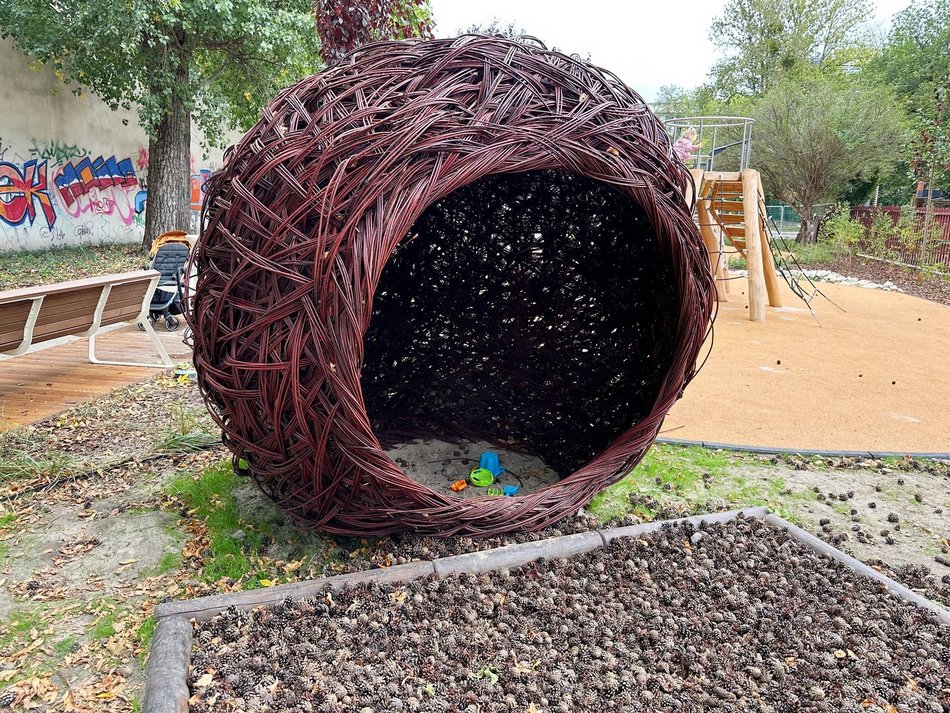 Łódź, skwer Kunki, wiklinowa kula