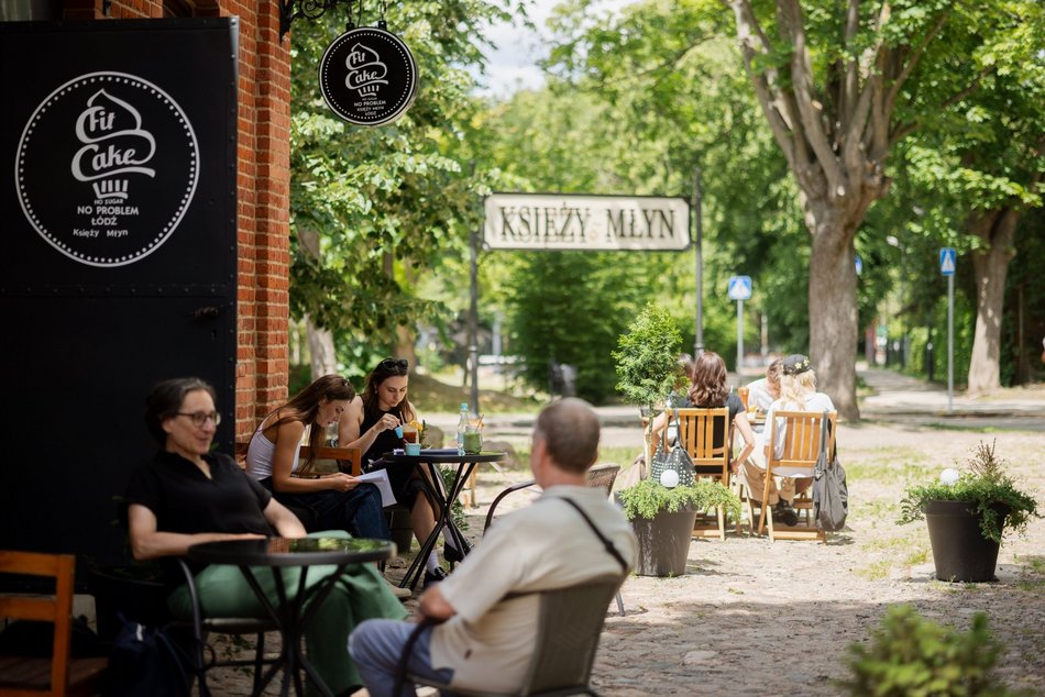 Łódź. Spacerowicze na Księżym Młynie i w Parku Źródliska w Łodzi. Recepta na udany weekend