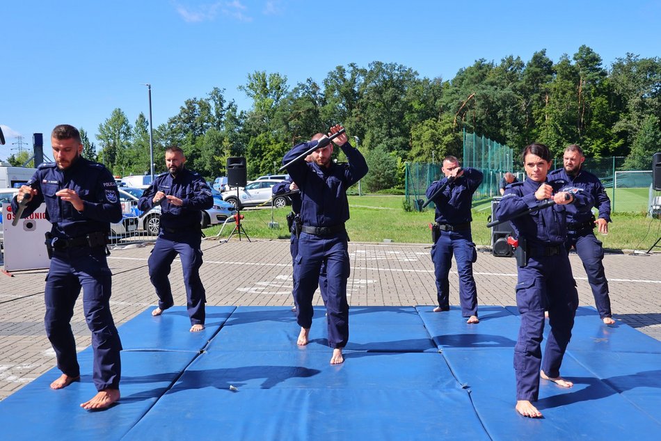 Piknik rodzinny "Bezpieczne wakacje z mundurem" pod Atlas Areną
