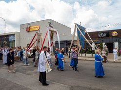 Łódź. Procesja Bożego Ciała na Widzewie w Łodzi. Wierni przeszli ulicami miasta