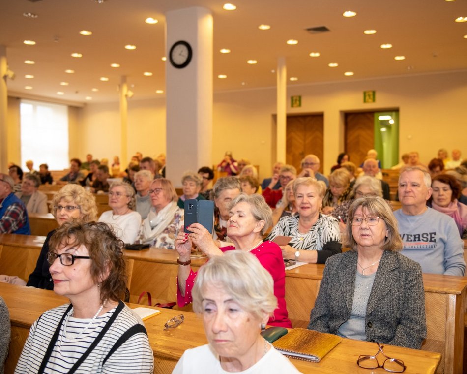 sala wykładowa ze starszymi ludźmi