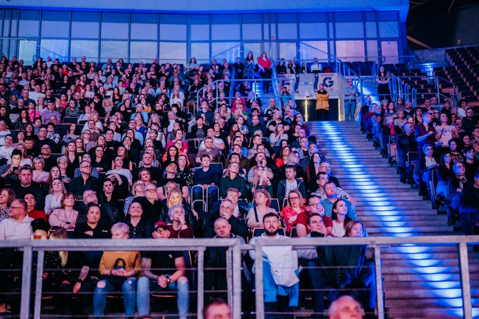 Fani i słuchacze zespołu Bajm podczas koncertu w Atlas Arenie w Łodzi