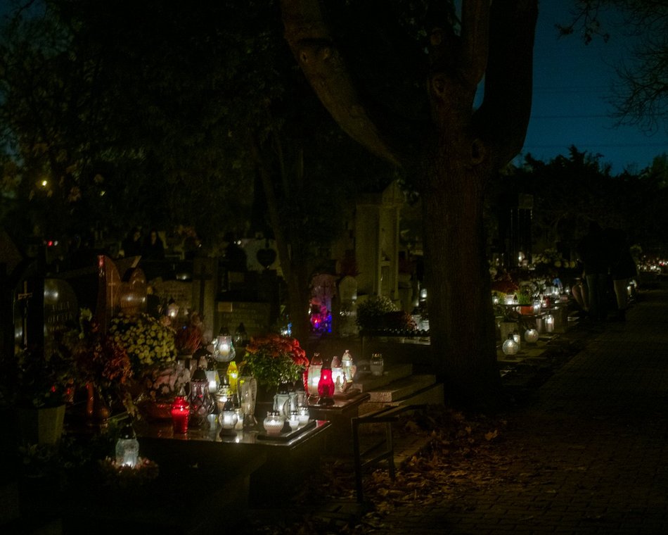 Cmentarz Zarzew w Łodzi po zmroku