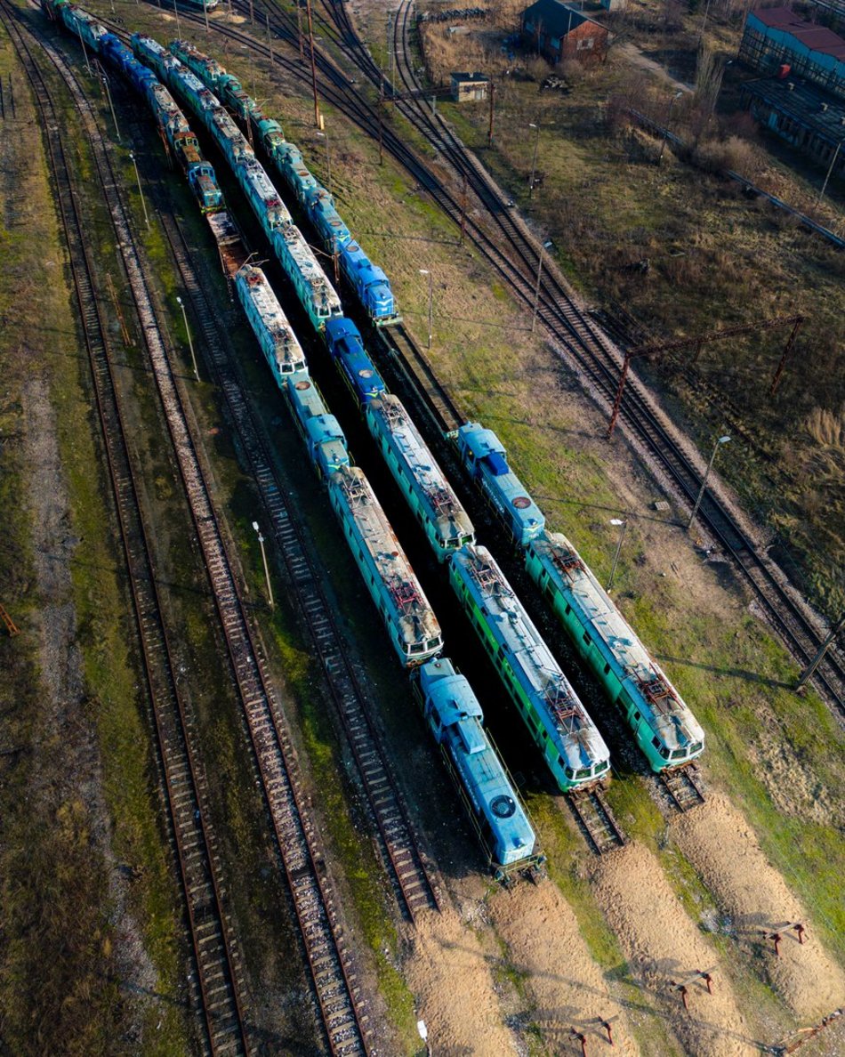 Cmentarz lokomotyw w Łodzi. Klimatyczne miejsce na Olechowie [ZDJĘCIA]