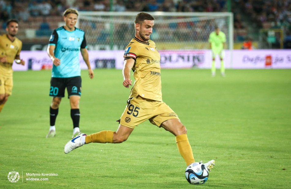 piłkarze na murawie podczas meczu