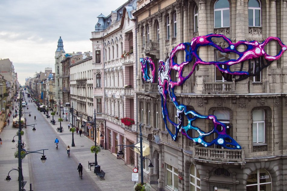 Instalacje artystyczne w Łodzi. Wstążki, gąbki, holy man, posuszka