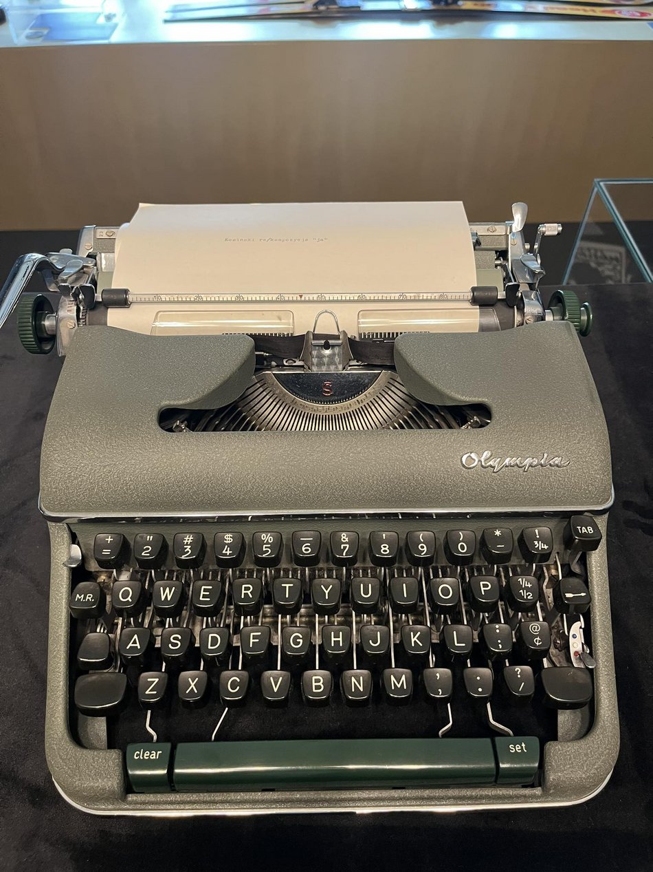 wystawa poświęcona Jerzemu Kosińskiemu