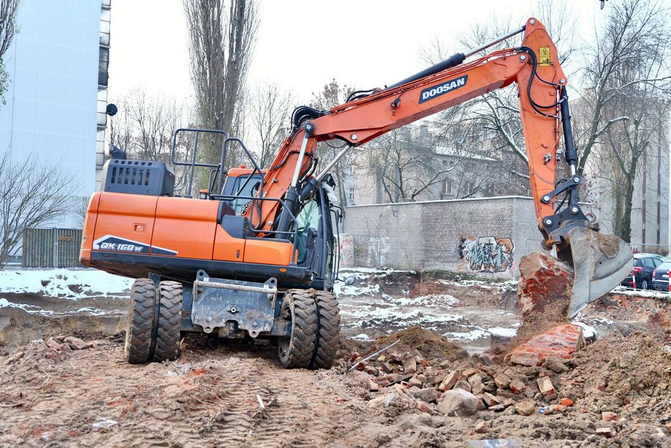 Łódź. Nowe mieszkania miejskie na Bałutach w Łodzi Młynarska 20 koparki i budowa