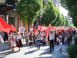 Marsz robotników podczas festiwalu REwolucja w Łodzi. Inscenizacja aktorów Teatru Chorea