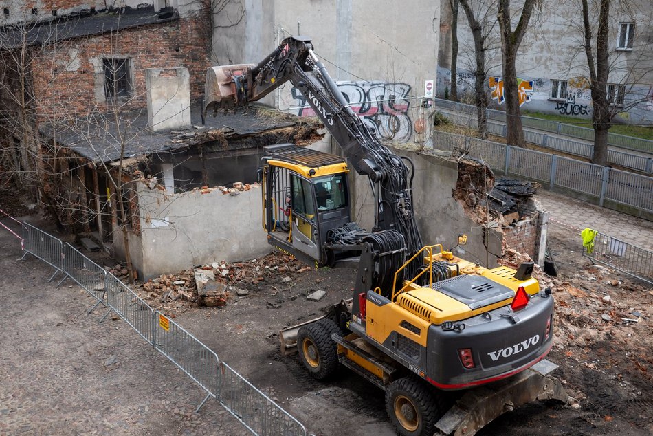 Łódź. Wyburzanie rudery przy Gdańskiej w Łodzi. To kolejny ze 161 budynków do rozbiórki