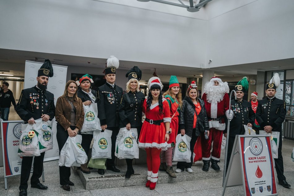 Łódź. Tradycja podtrzymana! Górnicy z Bełchatowa oddali krew i odwiedzili dzieci w Szpitalu Matki Polki w Łodzi