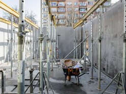 Łódź. Mieszkania miejskie na Bałutach rosną w oczach! Wielkie moduły na placu budowy