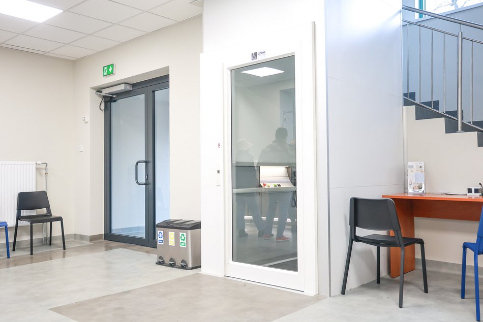 Łódź. Przychodnia przy Kasprzaka w Łodzi po remoncie. Podjazd dla wózków, nowe windy i podłoga