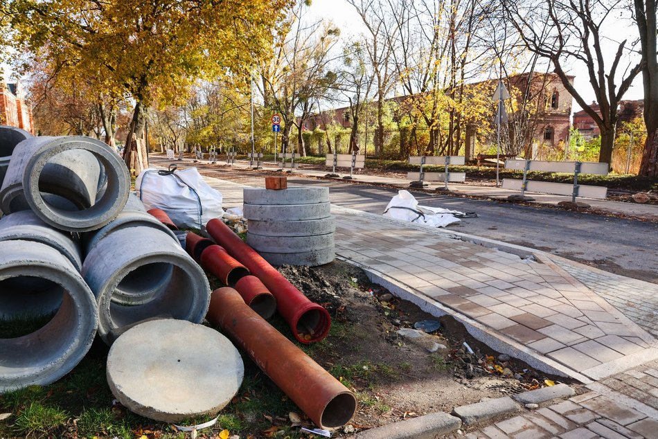 Remont Tymienieckiego w Łodzi. Widać już nowy asfalt, gotowy jest też nowy chodnik