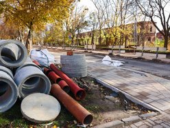 Remont Tymienieckiego w Łodzi. Widać już nowy asfalt, gotowy jest też nowy chodnik