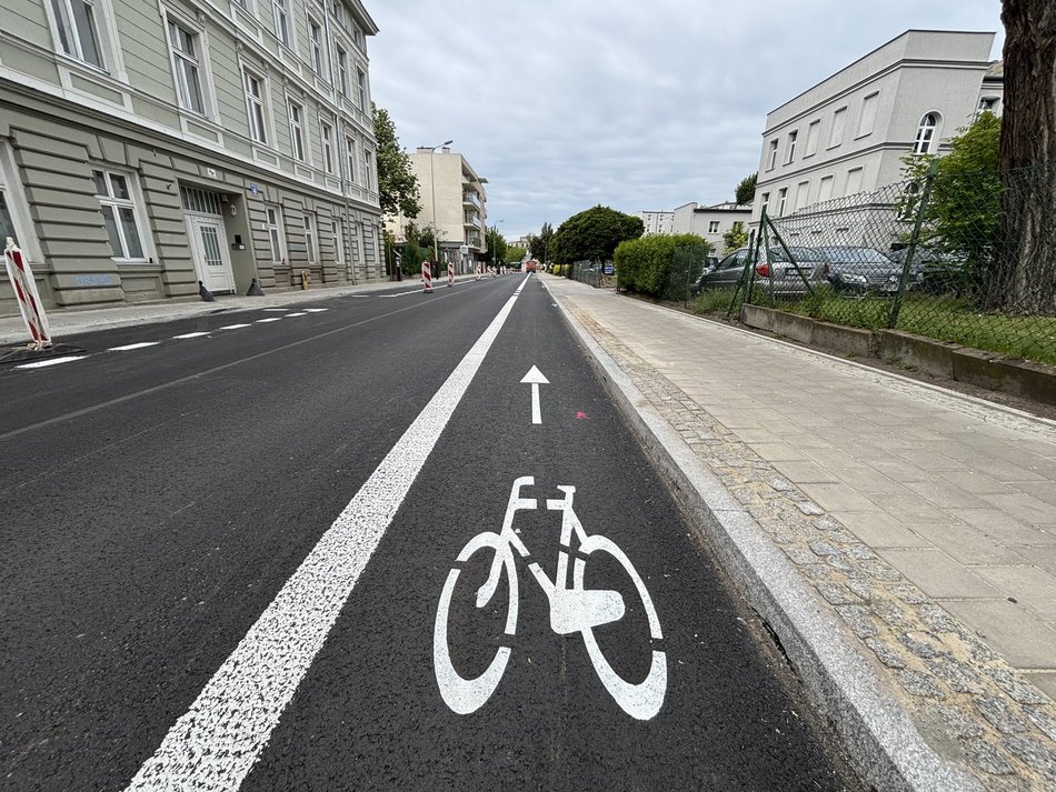 Łódź. Koniec remontu Skłodowskiej-Curie w Łodzi. Nowa jezdnia, chodniki, przystanki i zieleń