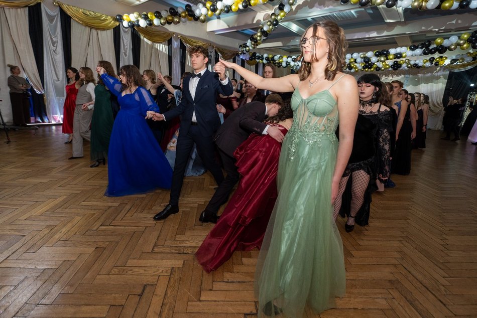 Łódź. Studniówka XXVI LO w Łodzi. Ależ oni zatańczyli... i jak pięknie wyglądali!