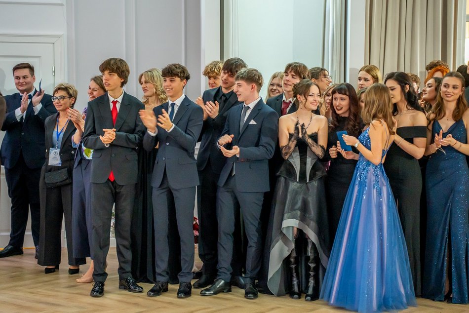 Łódź. Studniówka IV LO w Łodzi. Kreacje, które zapierały dech i radość na twarzach młodzieży