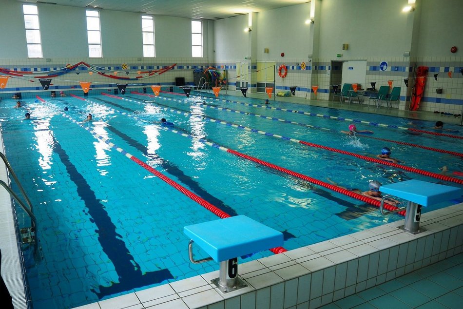 Łódź. Sportowe atrakcje przy szkołach w Łodzi. Pływalnie, Orliki i ściany wspinaczkowe dostępne dla Łodzian