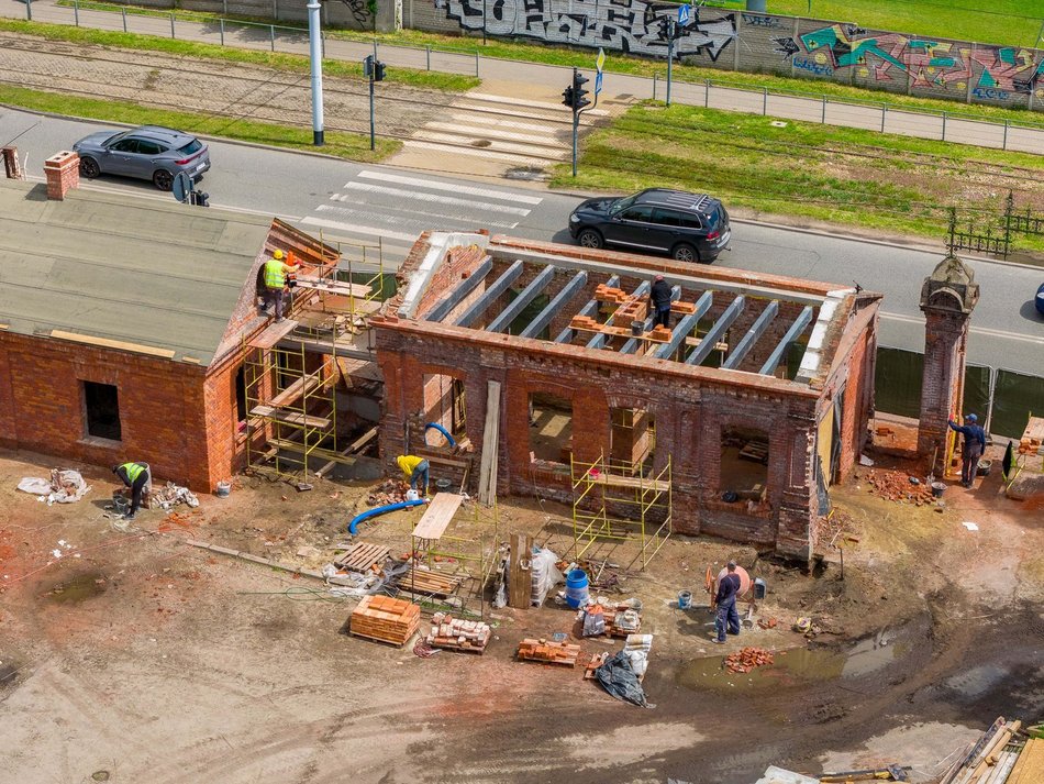 Łódź. Słynna fabryka Uniontex w Łodzi w trakcie remontu. Odwiedził ją Jan Paweł II