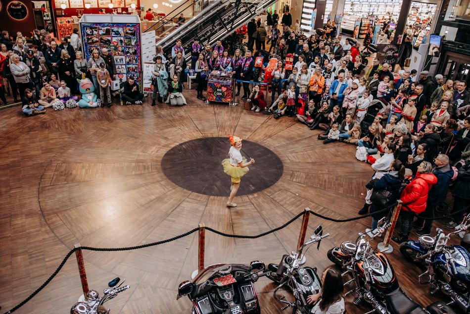 Łódź. WOŚP 2025 w Łodzi. Wioska Wikingów, pokazy taneczne i cosplay w Manufakturze